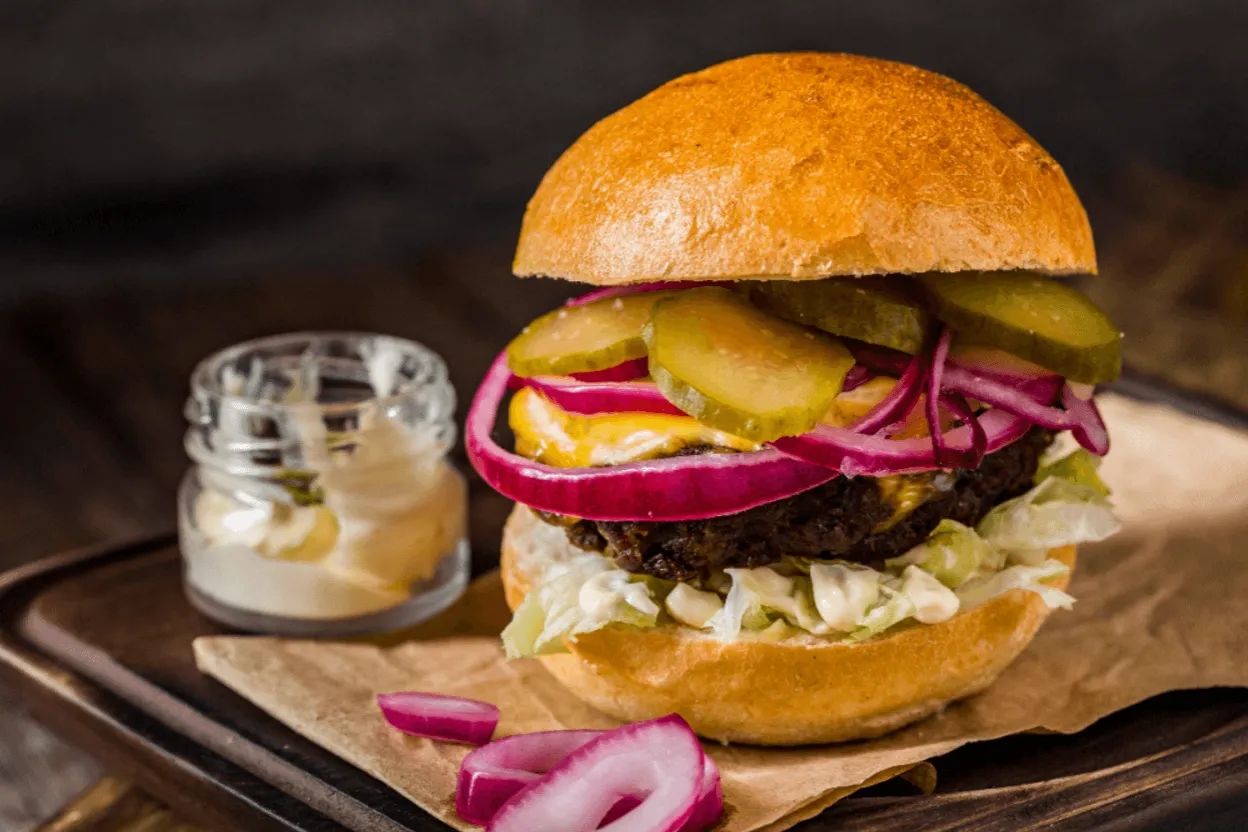 Co dać do hamburgera, aby był wyjątkowo smaczny i soczysty?