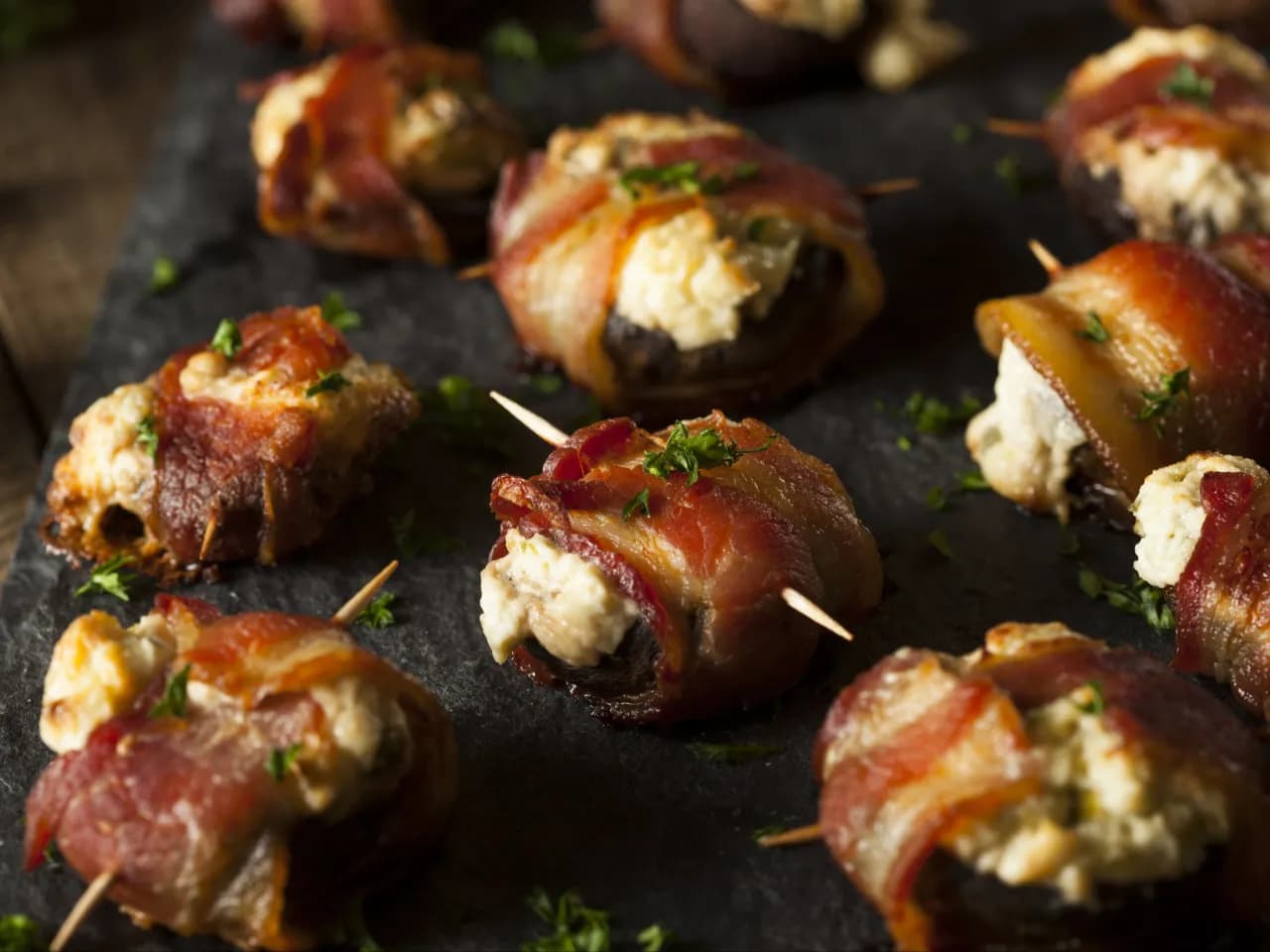 Pyszne pieczarki z grilla z serem – łatwe przepisy na każdą okazję