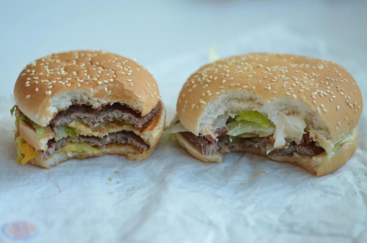 Burger King czy McDonald's – który fast food naprawdę wygrywa?