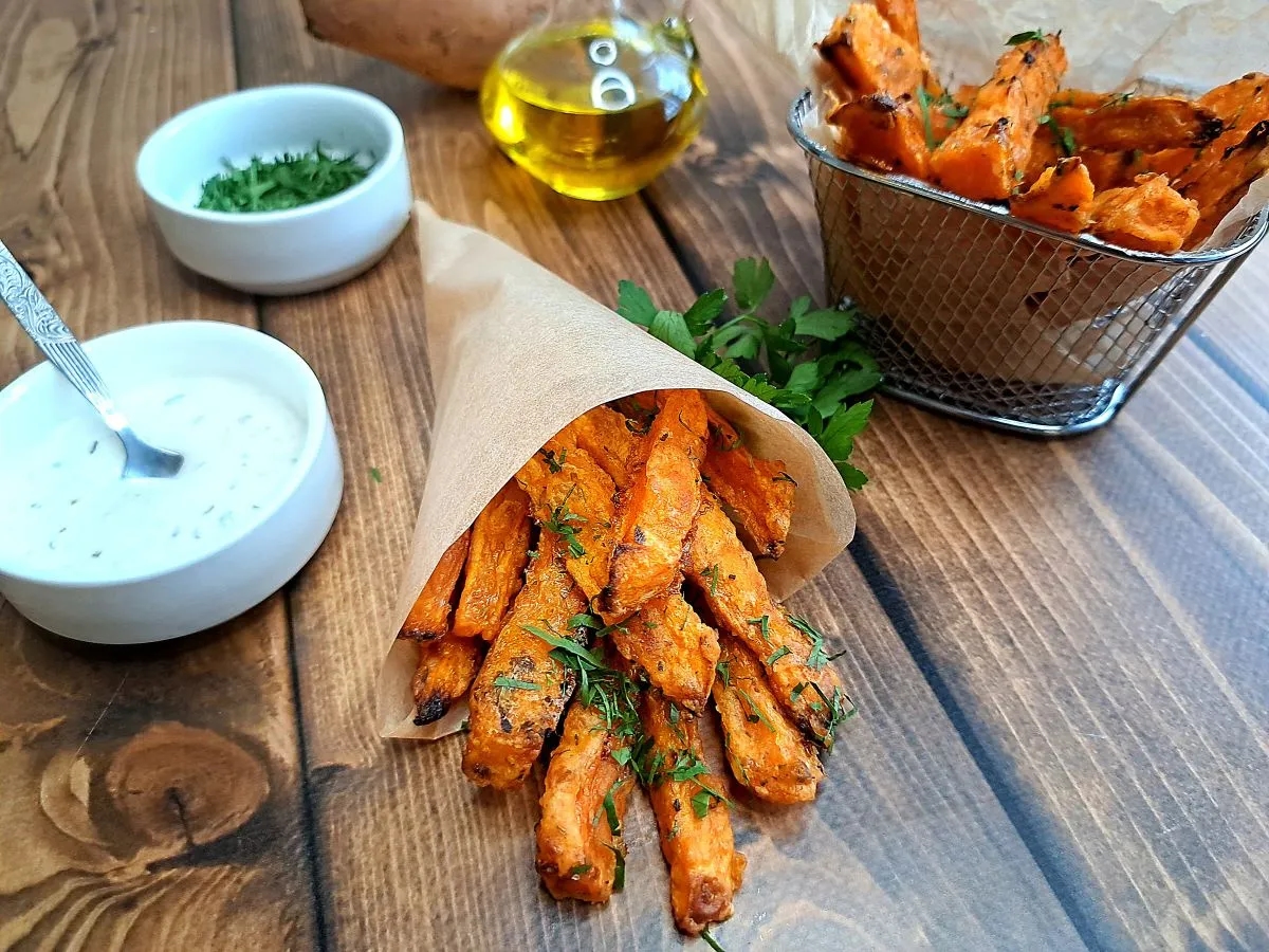 Frytki z batatów z czym podawać – najlepsze sosy i dania do parowania