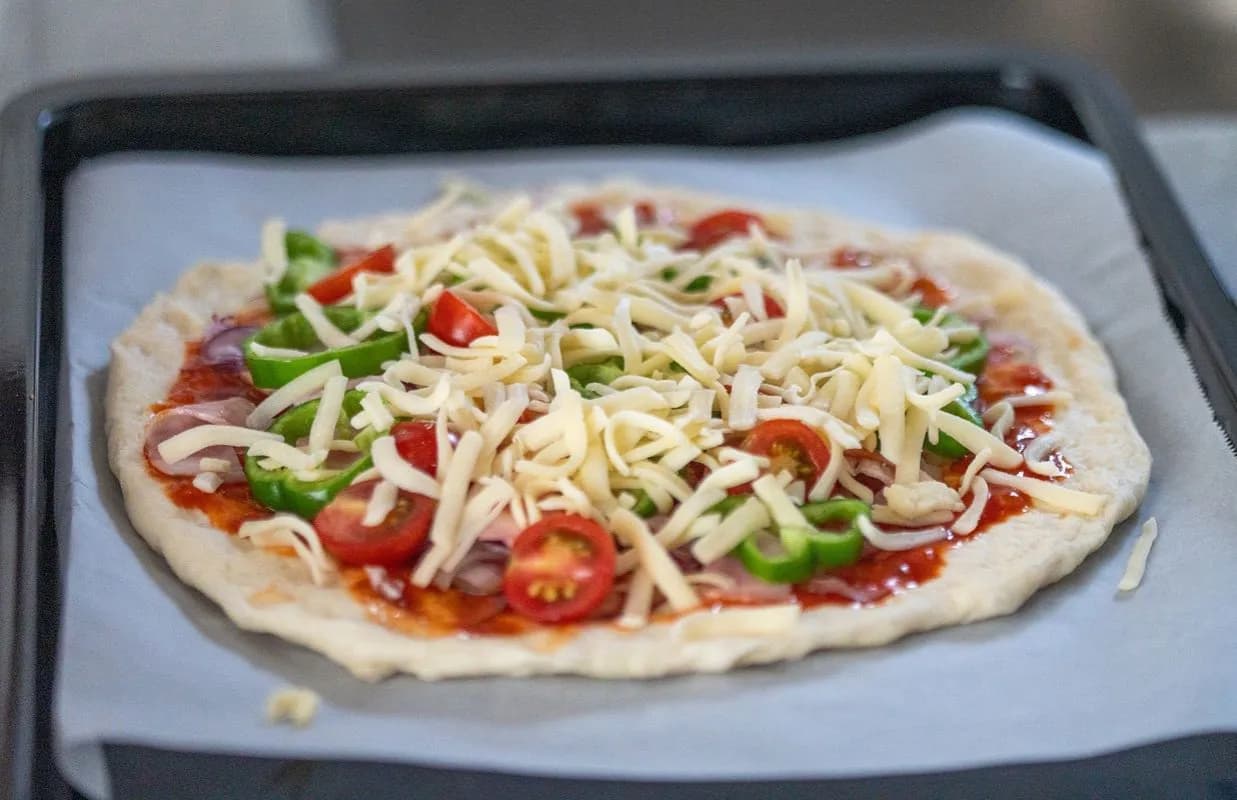 Jak zrobić ciasto na pizzę, które zawsze się udaje i zachwyca smakiem