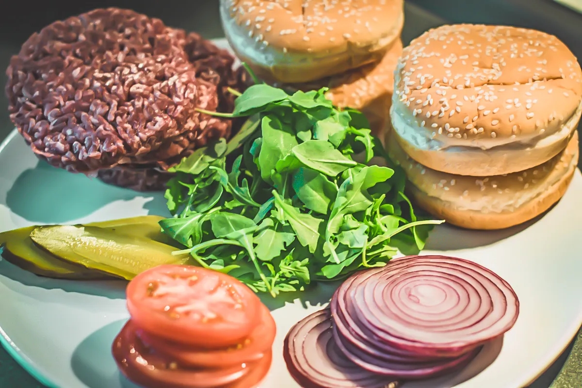 Jak łatwo przygotować gotowe hamburgery z Biedronki w domu