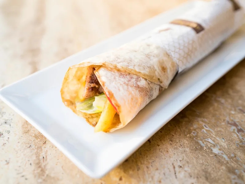 Ile kcal ma kebab na cienkim - zaskakujące kalorie w picie i tortilli