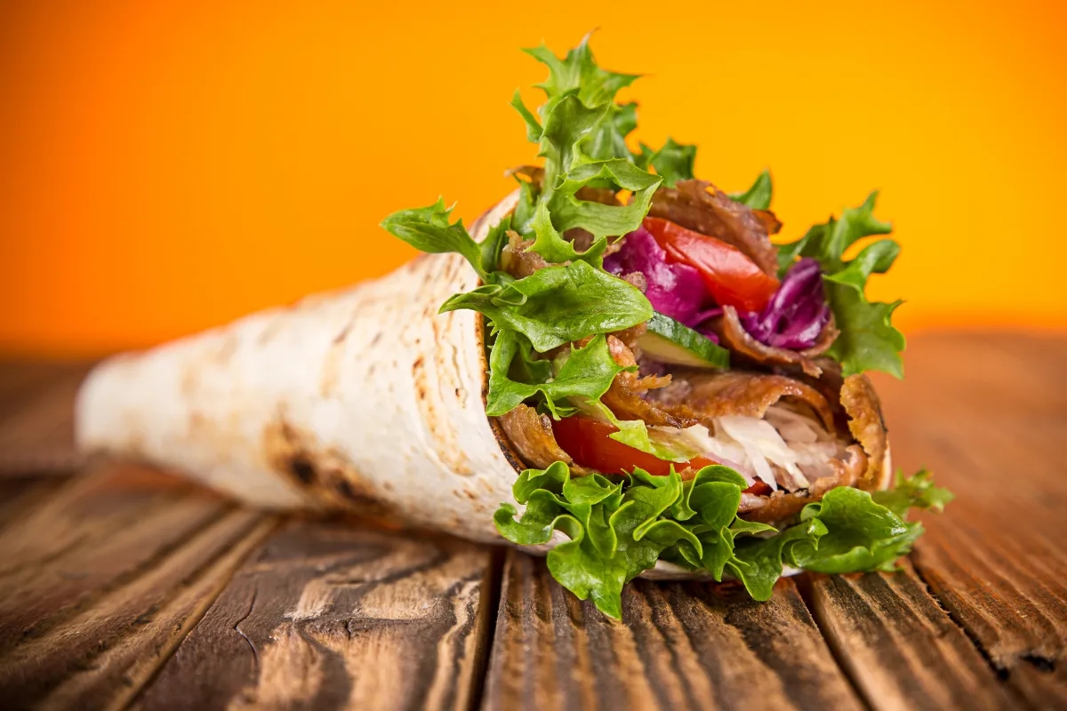 Z jakiego mięsa jest kebab? Odkryj różnorodność smaków i rodzajów