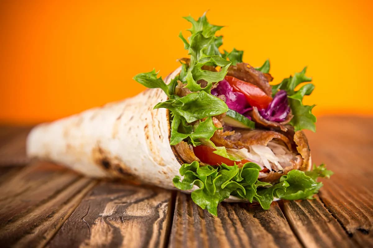 Z jakiego mięsa jest kebab? Odkryj różnorodność smaków i rodzajów