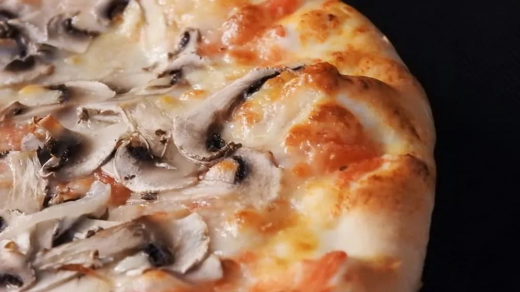 Jak zrobić pizzę w domu - proste przepisy i smaczne dodatki