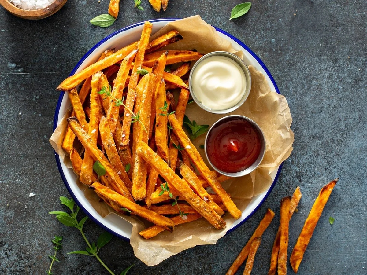 Czy w frytkownicy beztłuszczowej można zrobić frytki z surowych ziemniaków? Oto przepis!