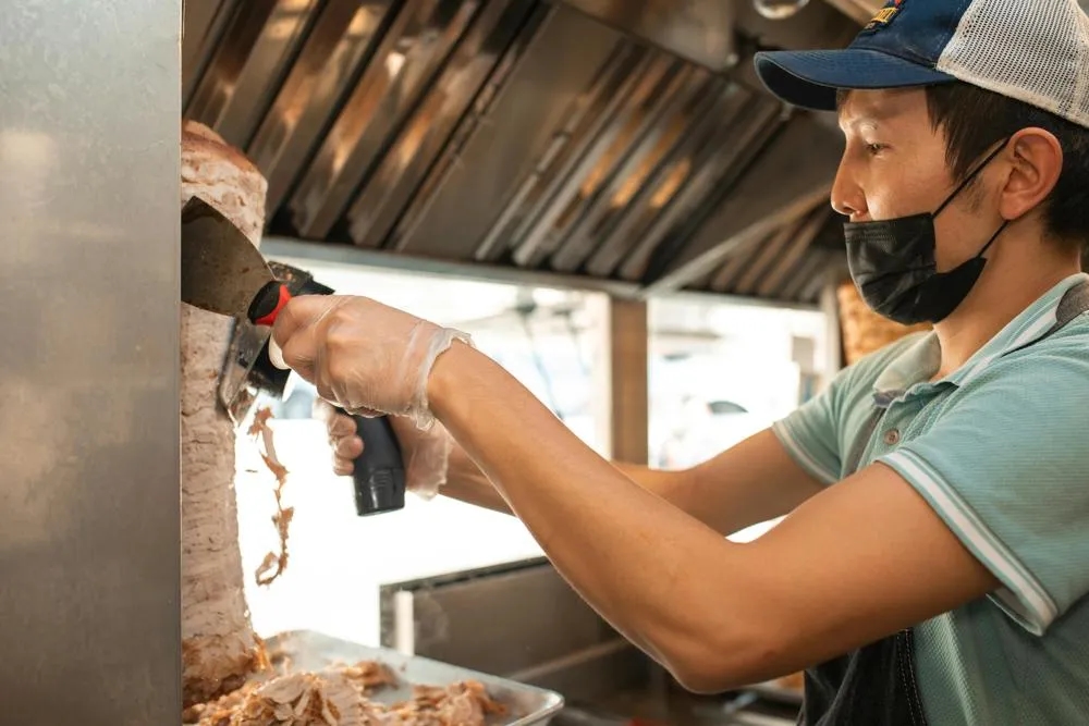 Ile kalorii ma kebab? Sprawdź, co wpływa na jego wartość energetyczną