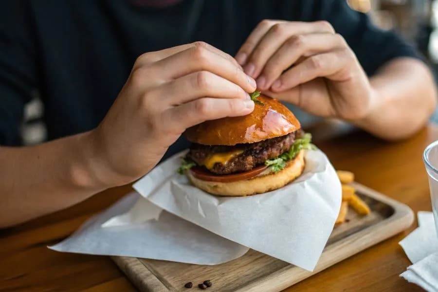 Jak jeść burgera bez bałaganu i cieszyć się każdym kęsem